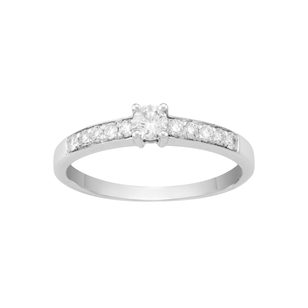 Sortija en oro blanco de 18 quilates con un diamante central engarzado en cuatro garras y un carril de diamantes en el brazo. Joyería Pamplona.