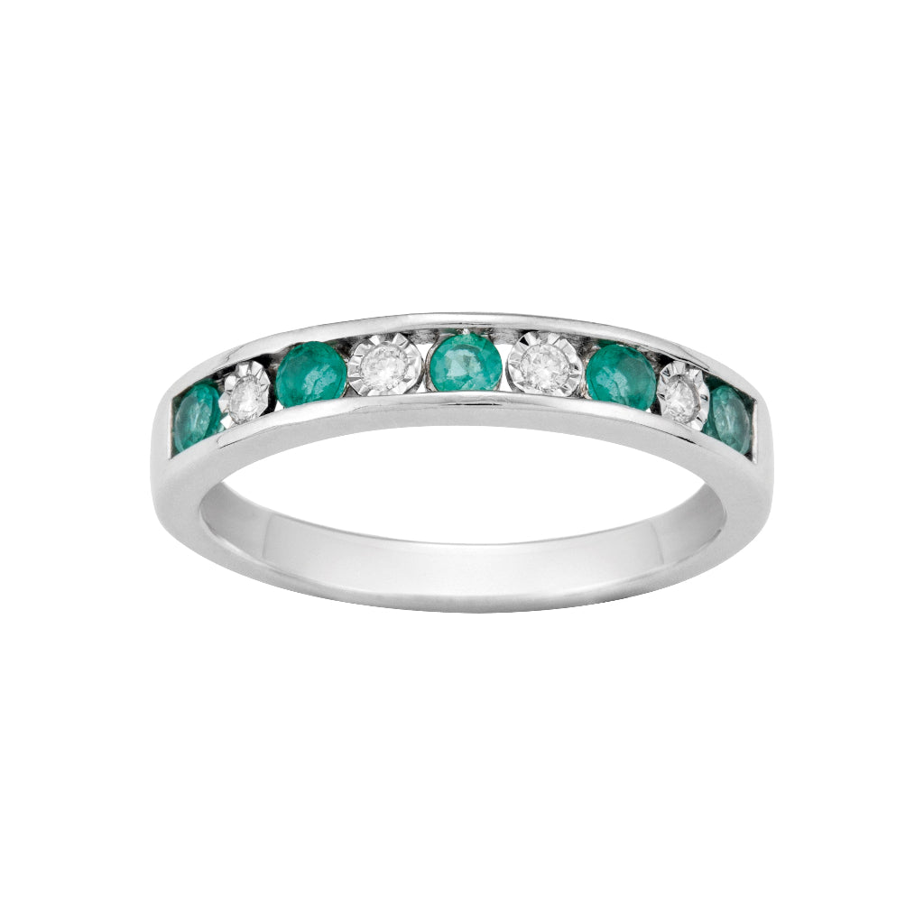 Sortija de oro blanco de 18 quilates con media alianza de diamantes talla brillante y esmeraldas.  Joyería Pamplona