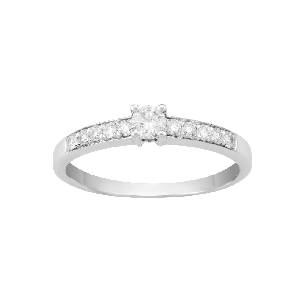 Sortija en oro blanco de 18 quilates con un diamante central engarzado en cuatro garras y un carril de diamantes en el brazo. Joyería Pamplona.