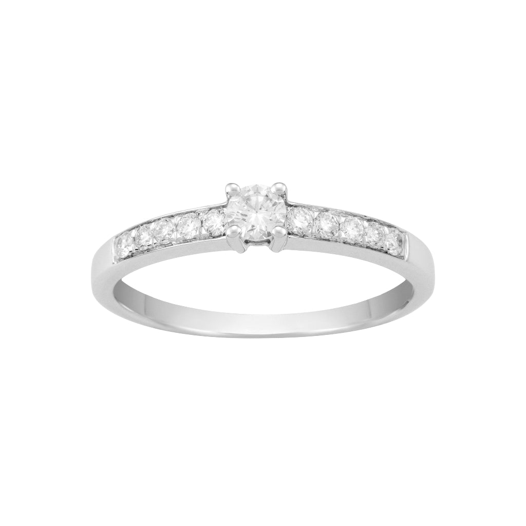 Sortija en oro blanco de 18 quilates con un diamante central engarzado en cuatro garras y un carril de diamantes en el brazo. Joyería Pamplona.