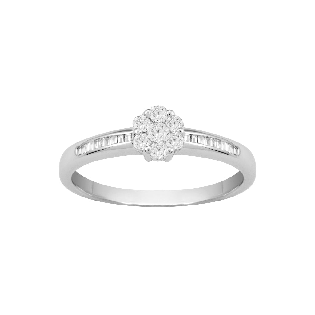 Sortija en oro blanco de 18 quilates con un diamante central rodeado de 6 diamantes, con un carril de diamantes en el brazo. Joyería Pamplona.