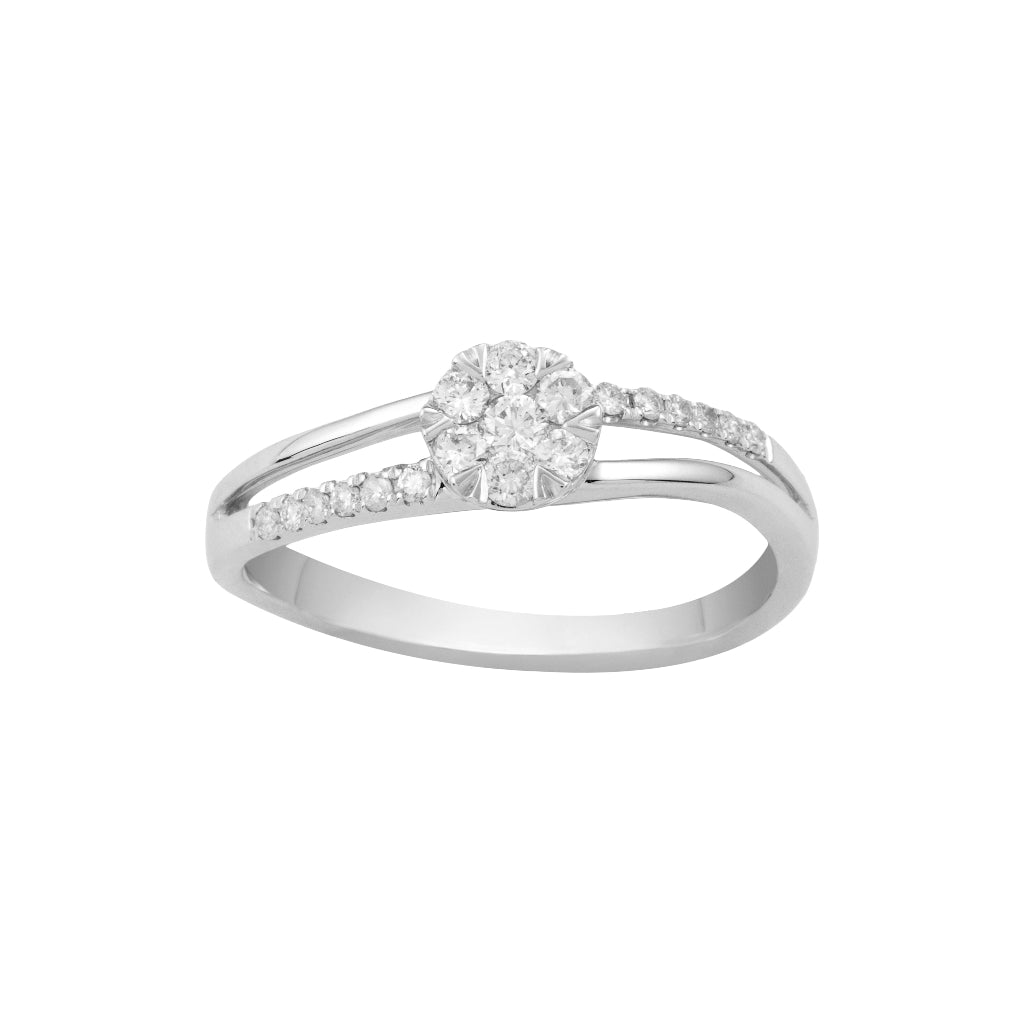 Sortija en oro blanco de 18 quilates con un diamante central rodeado de 6 diamantes, con doble brazo semicuajado en diamantes. Joyería Pamplona.