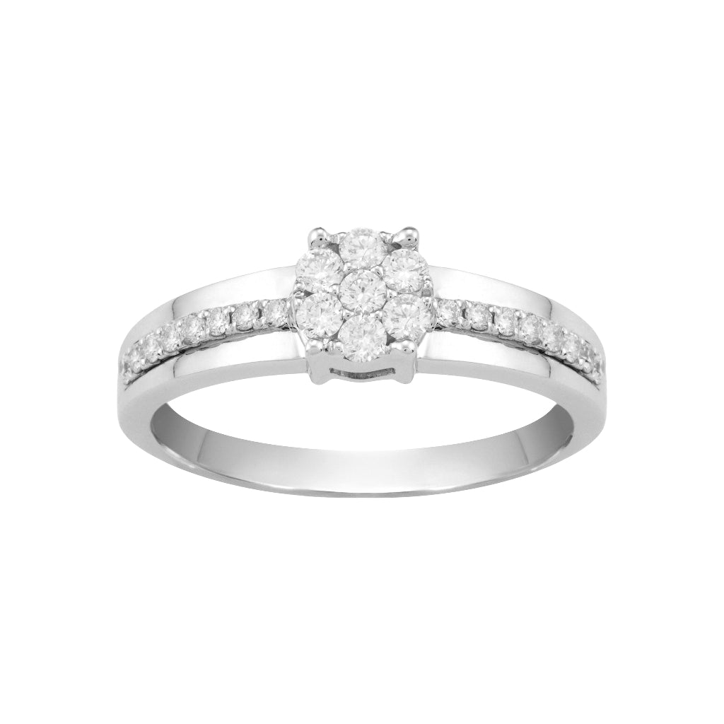 Sortija en oro blanco de 18 quilates con 7 diamantes centrales y el brazo semicuajado en diamantes. Joyería Pamplona.