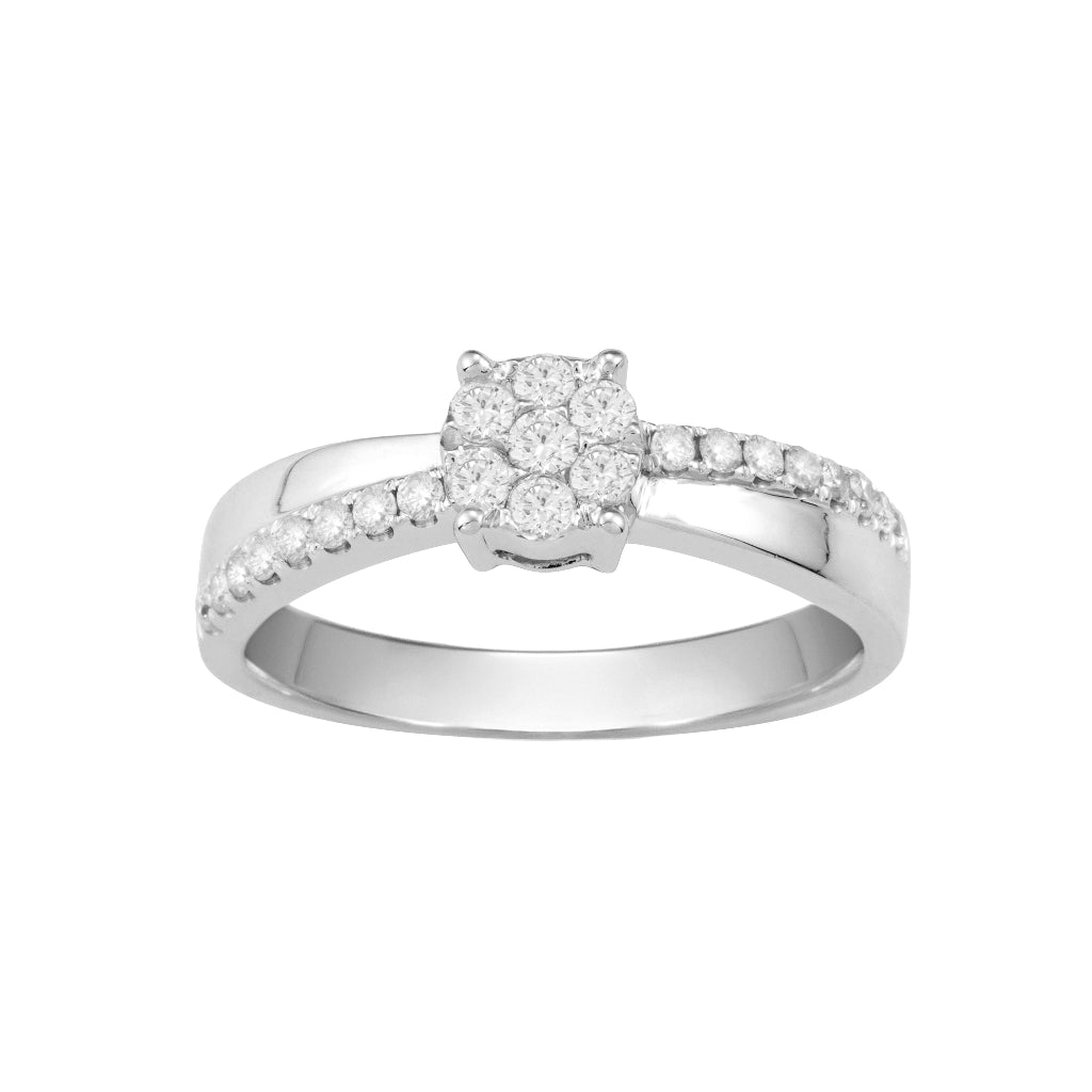 Sortija en oro blanco de 18 quilates con 7 diamantes centrales y el brazo semicuajado diagonalmente en diamantes. El peso total de los diamantes es de 0,361cts.