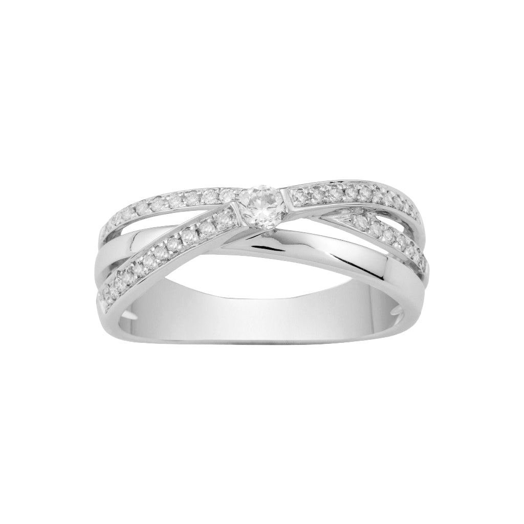 Sortija en oro blanco de 18 quilates de tres brazos cruzados con un diamante central y dos brazos cuajados en diamantes. Joyería Pamplona.