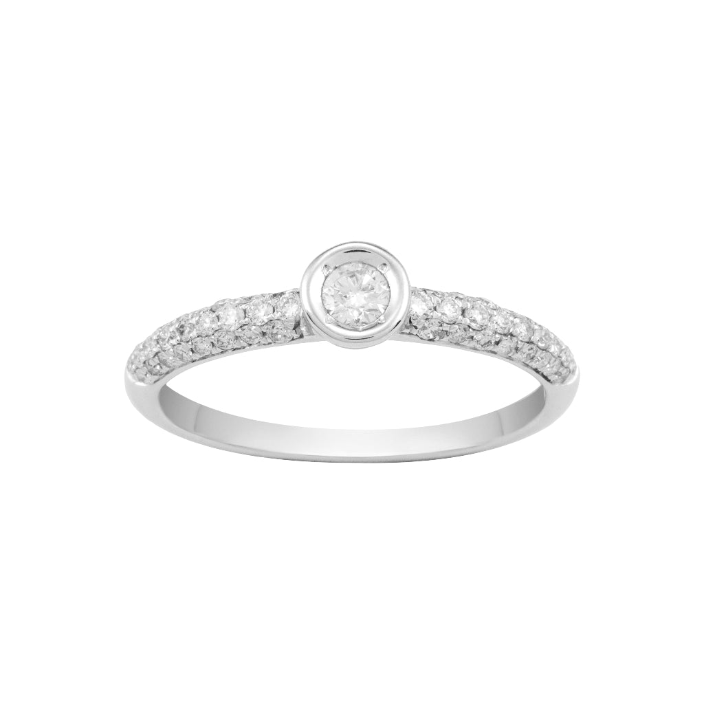 Sortija en oro blanco de 18 quilates con un diamante central engarzado en chatón y brazo semicuajado en diamantes. Joyería Pamplona.