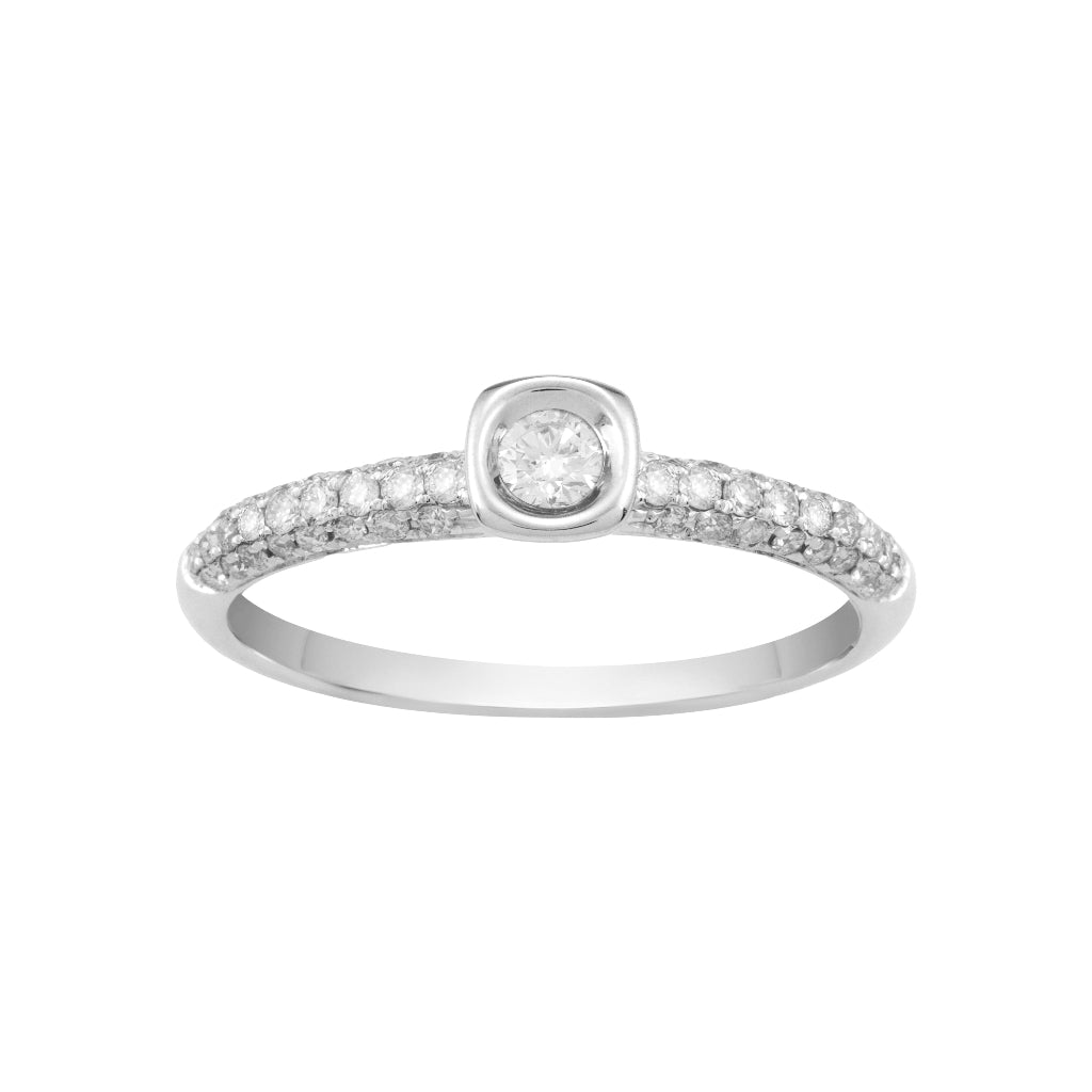 Sortija en oro blanco de 18 quilates con un diamante central engarzado en chatón y brazo semicuajado en diamantes. Joyería Pamplona.