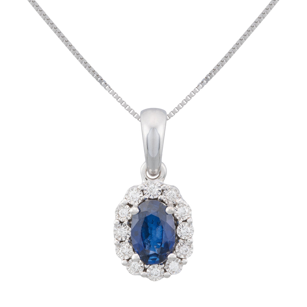 Collar realizado en oro blanco de 18 quilates con un zafiro de 0,60cts. talla oval rodeado por una orla de 12 diamantes talla brillante de 0,05cts.