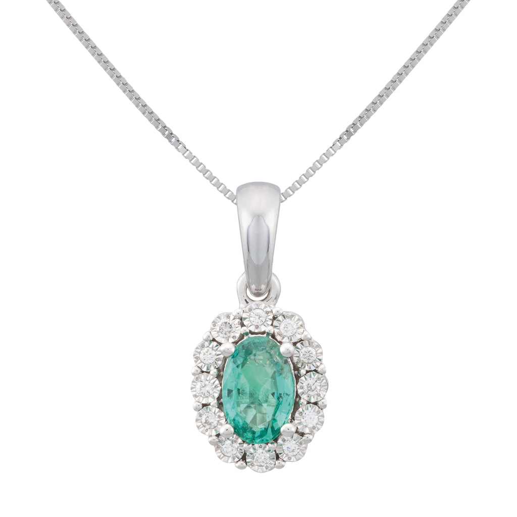 Collar realizado en oro blanco de 18 quilates con una esmeralda de 0,60cts. de talla oval rodeados por una orla de 12 diamantes talla brillante de 0,05cts.
