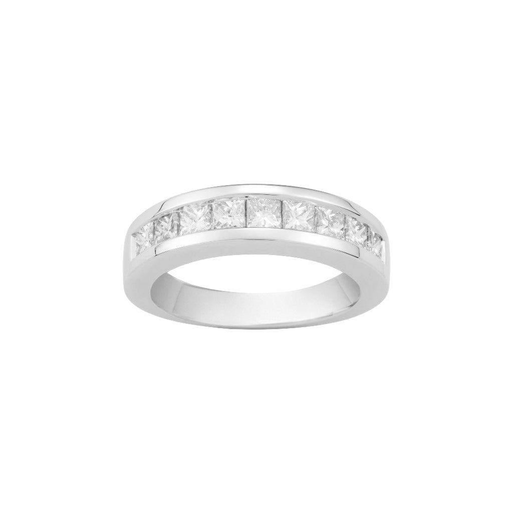 Sortija en oro blanco de 18 quilates con un carril de 9 diamantes. Joyería Bijoya.