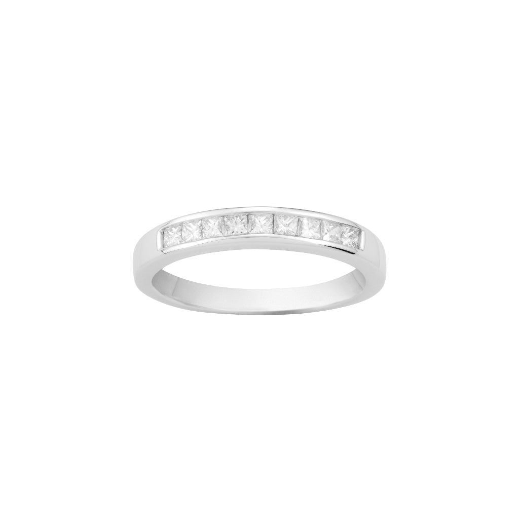 Sortija en oro blanco de 18 quilates con un carril de 9 diamantes. Joyería Pamplona.