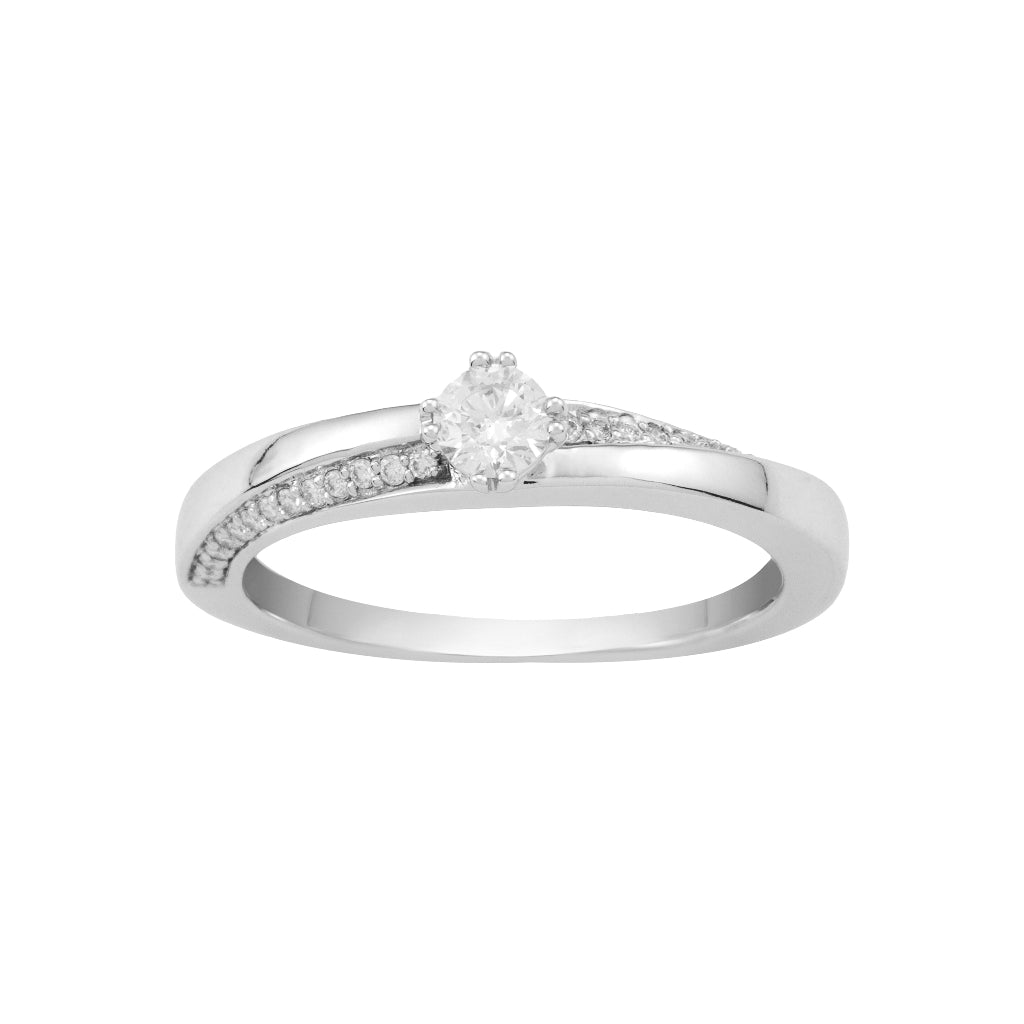 Sortija en oro blanco de 18 quilates con un diamante central y un carril diagonal de diamantes. Joyería Pamplona.