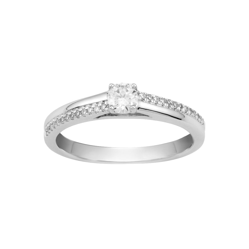 Sortija en oro blanco de 18 quilates con un diamante central engarzado en cuatro garras y brazo semicuajado en diamantes. Joyería Pamplona.