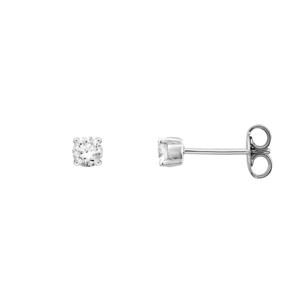 Pendientes en oro blanco de 18 quilates con un solitario de diamante engarzado en cuatro garras redondas. Joyería Pamplona.