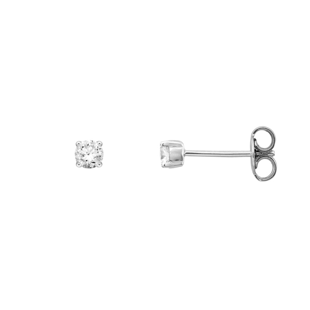 Pendientes en oro blanco de 18 quilates con un solitario de diamante engarzado en cuatro garras redondas. Joyería Pamplona.