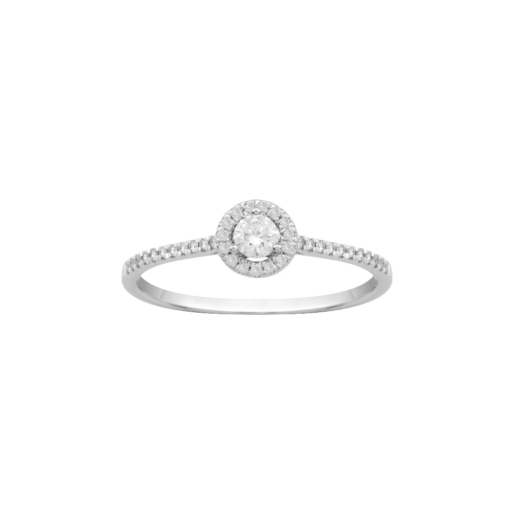 Sortija en oro blanco de 18 quilates con un diamante central en garras, con una orla de diamantes y un brazo cuajado en diamantes. Joyería Pamplona.