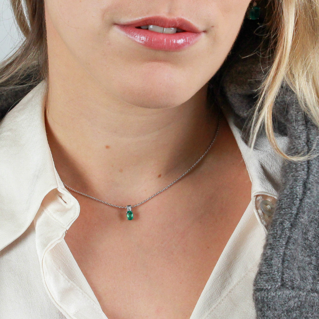 Collar de oro blanco con esmeralda y diamantes pamplona