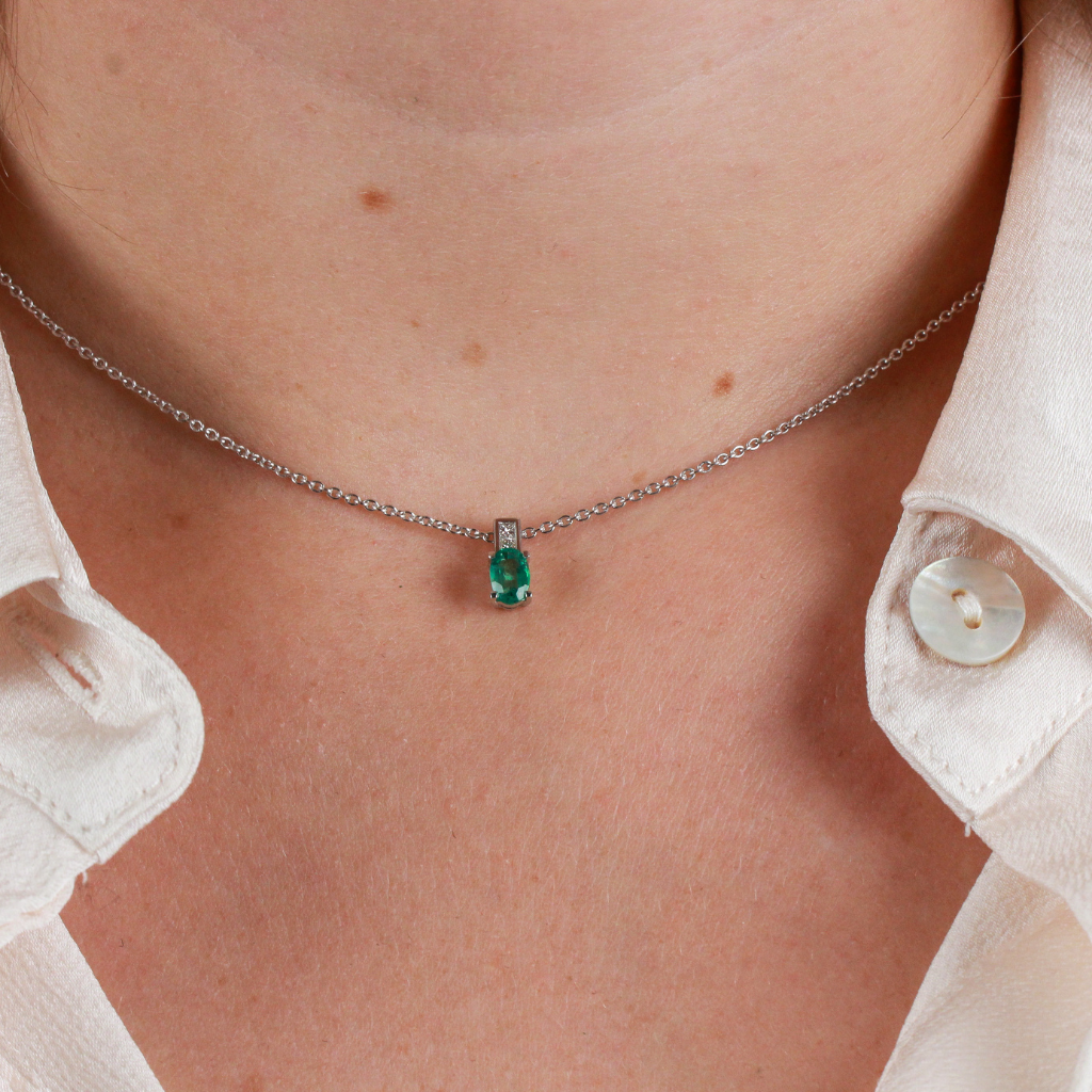 Collar de oro blanco con esmeralda y diamantes pamplona