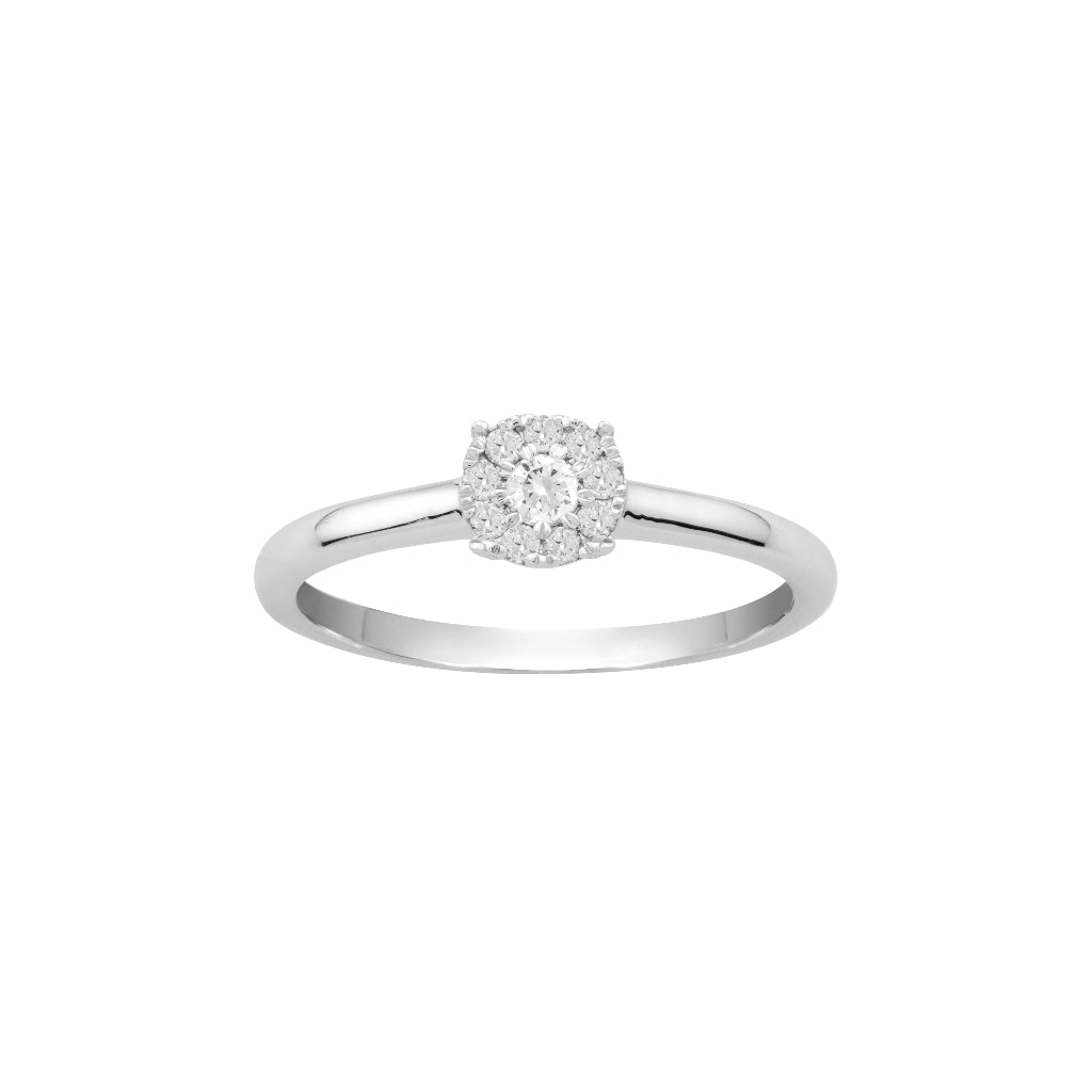 Sortija en oro blanco de 18 quilates con un diamante central talla brillante y 9 diamantes talla brillante bordeándolo engastado en garras invisibles. Talla 12. Joyería Pamplona.