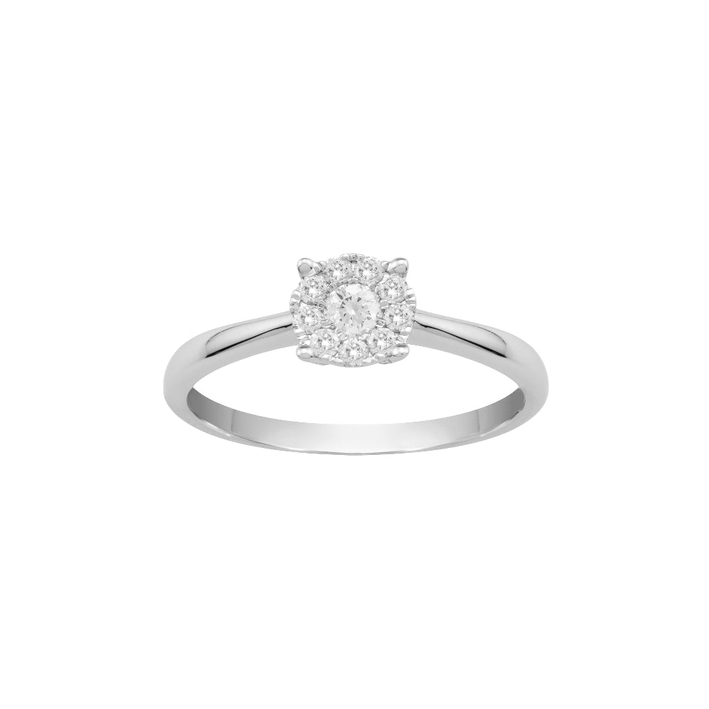 Sortija en oro blanco de 18 quilates con un diamante central talla brillante y 9 diamantes talla brillante bordeándolo engastado en garras invisibles. Talla 12. Joyería Pamplona.