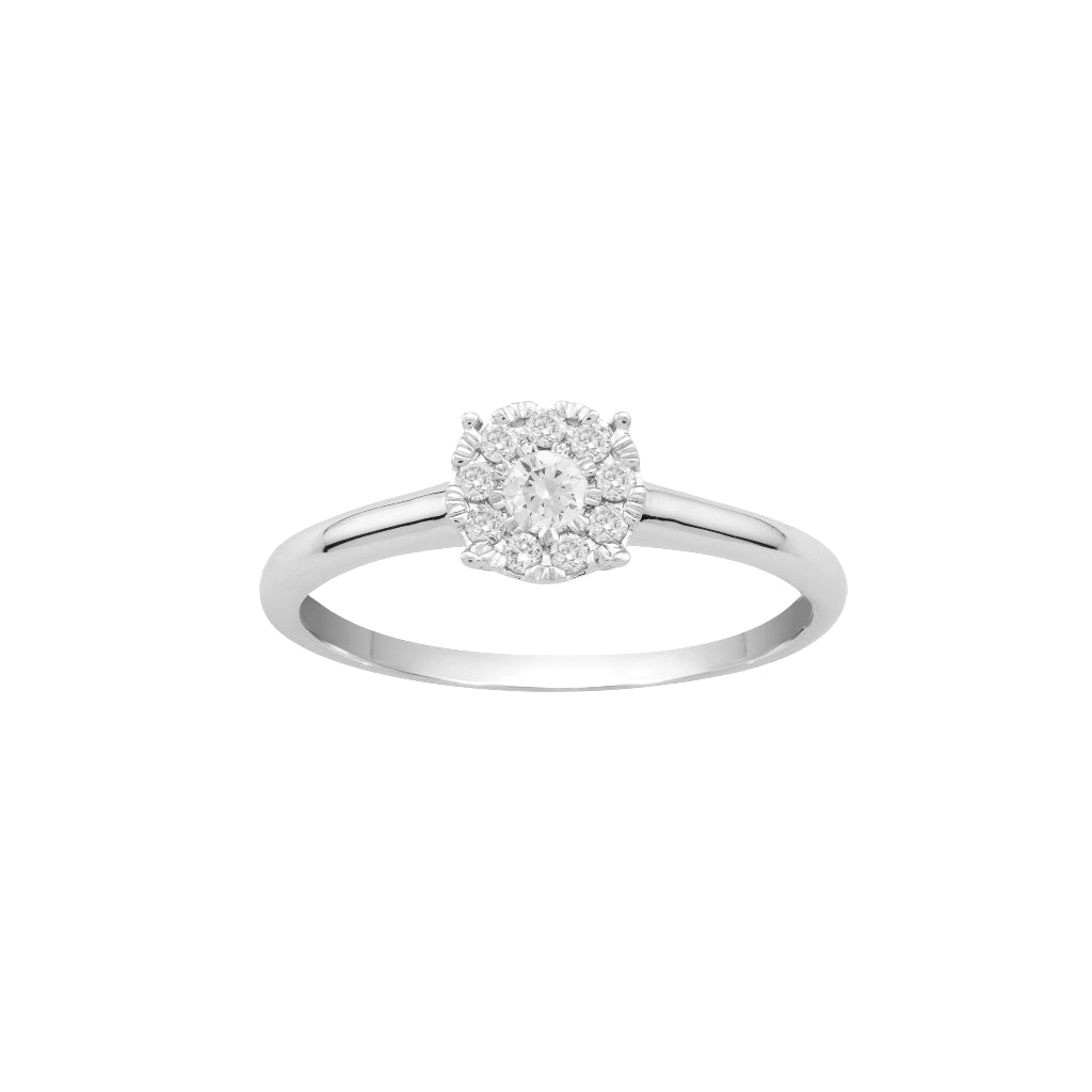 Sortija en oro blanco de 18 quilates con un diamante central talla brillante y 9 diamantes talla brillante bordeándolo engastado en garras invisibles. Talla 12. Joyería Pamplona.
