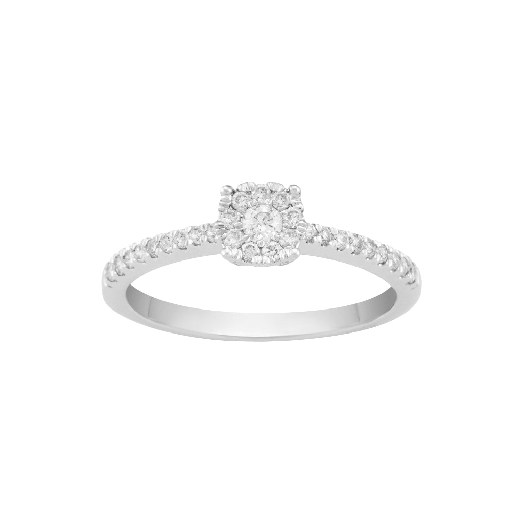 Sortija en oro blanco de 18 quilates con un diamante central rodeado de 9 diamantes, con un brazo semicuajado en diamantes. Joyería Pamplona.