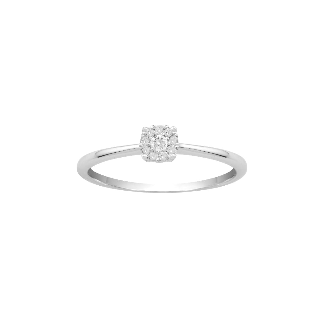 Sortija en oro blanco de 18 quilates con un diamante central talla brillante y 9 diamantes talla brillante bordeándolo engastado en garras invisibles. Talla 12. Joyería Pamplona.