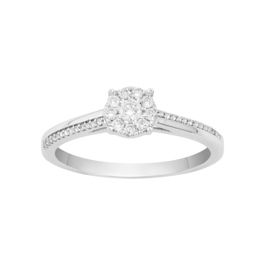 Sortija en oro blanco de 18 quilates con un diamante central rodeado de 9 diamantes y varios más distribuidos por el brazo. Joyería Pamplona.