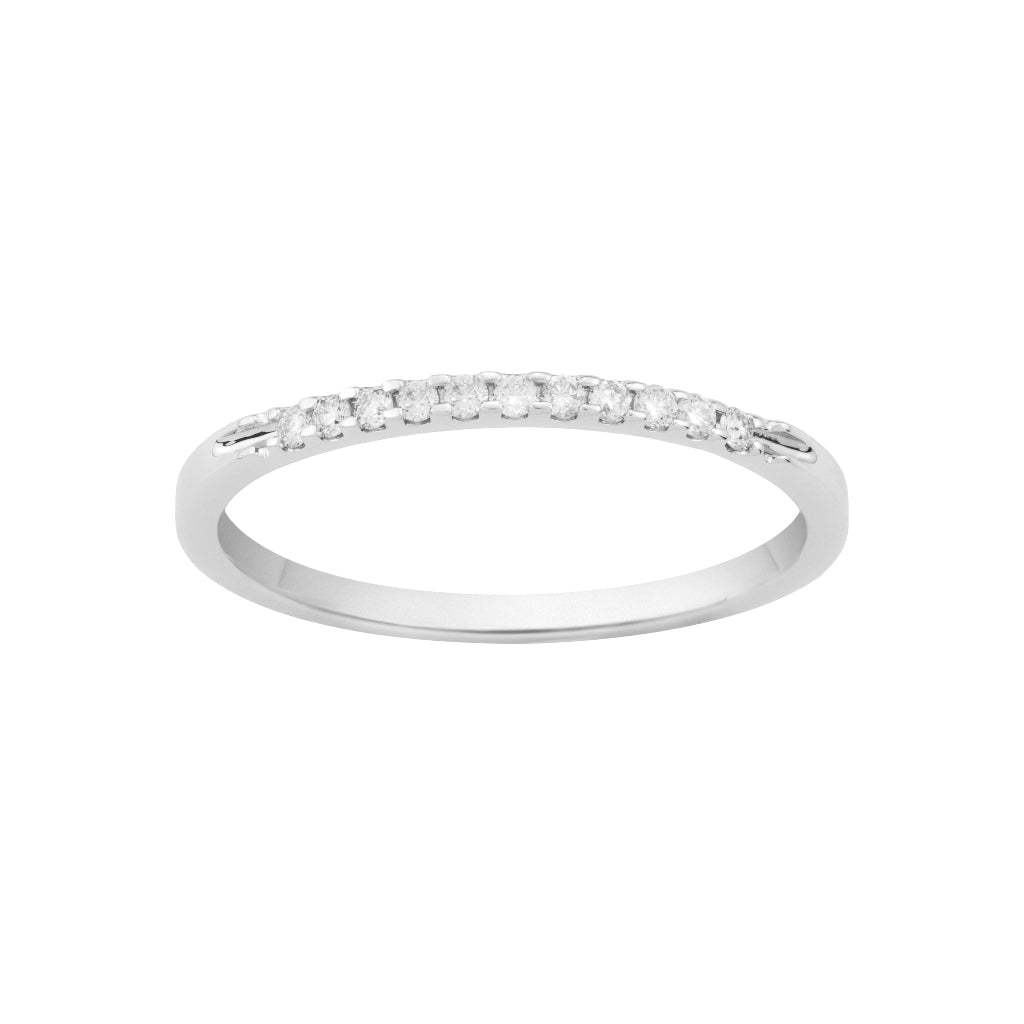 Sortija media alianza en oro blanco de 18 quilates con 11 diamantes engarzados en garras. Joyería Pamplona.