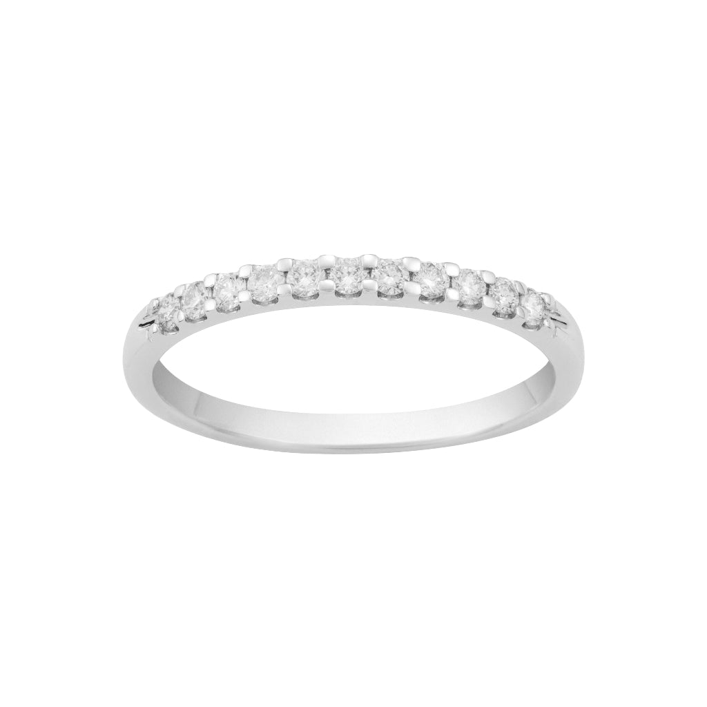Sortija media alianza en oro blanco de 18 quilates con 11 diamantes engarzados en garras. Joyería Pamplona.