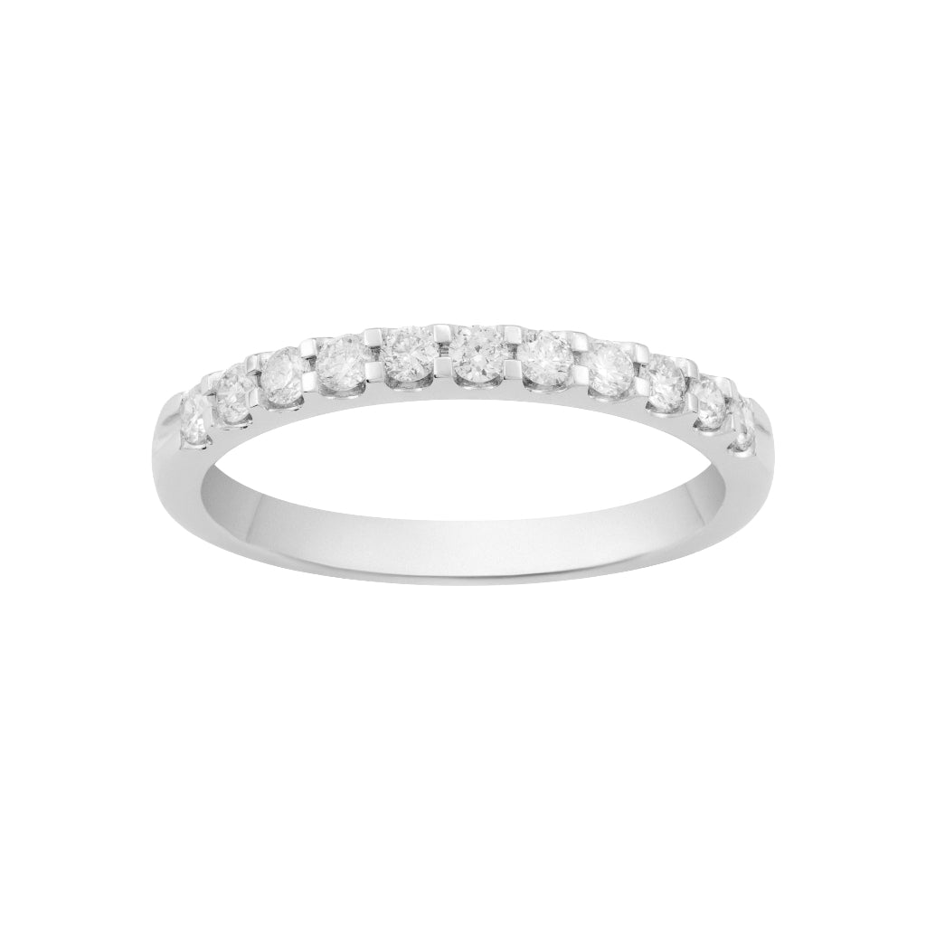 Sortija media alianza en oro blanco de 18 quilates con 11 diamantes engarzados en garras. Joyería Pamplona.