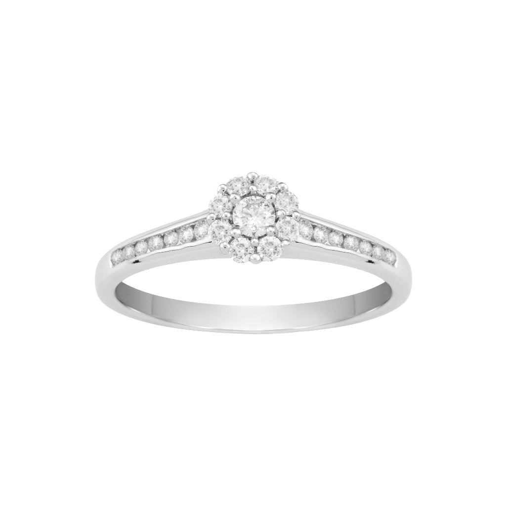 Sortija en oro blanco de 18 quilates con un diamante central rodeado de 8 diamantes, con un carril de diamantes en el brazo. Joyería Pamplona.