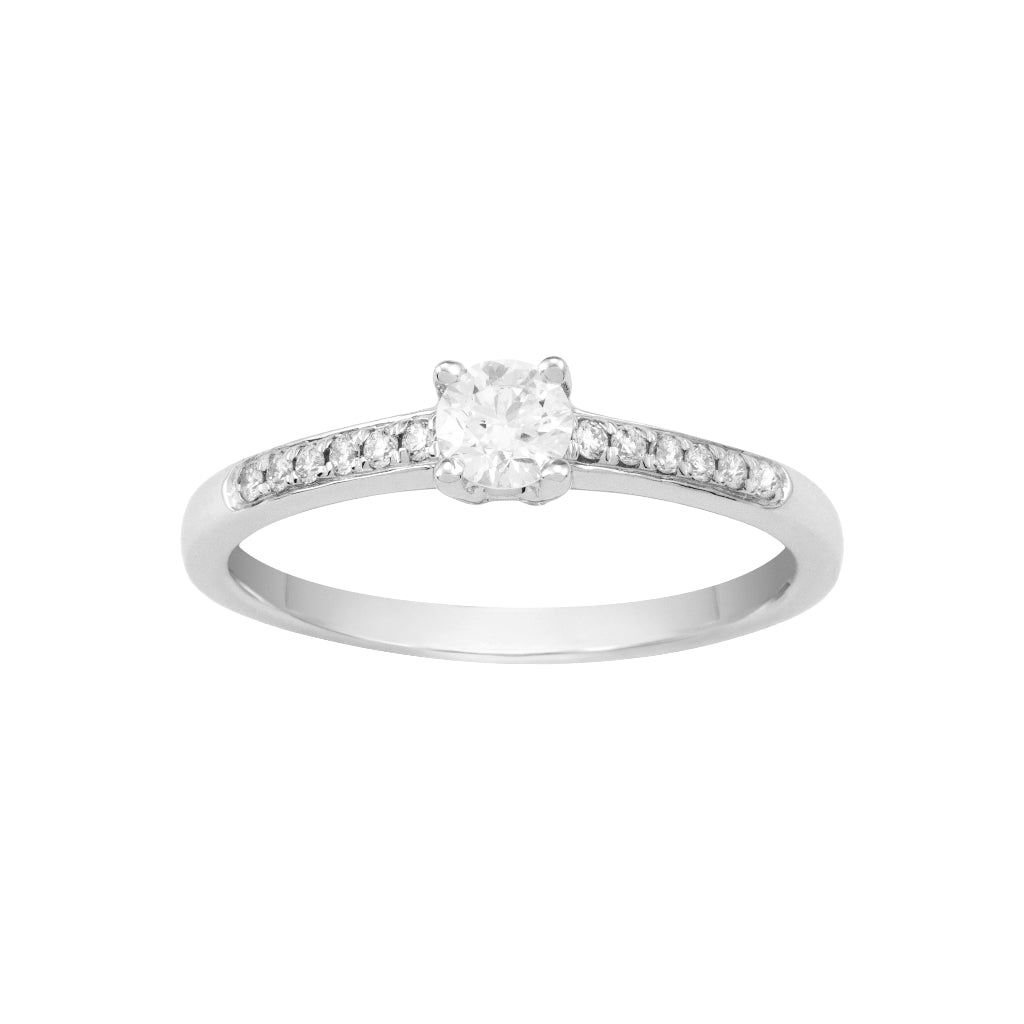 Sortija en oro blanco de 18 quilates con un diamante central engarzado en cuatro garras y un carril de diamantes en el brazo. Joyería Pamplona.