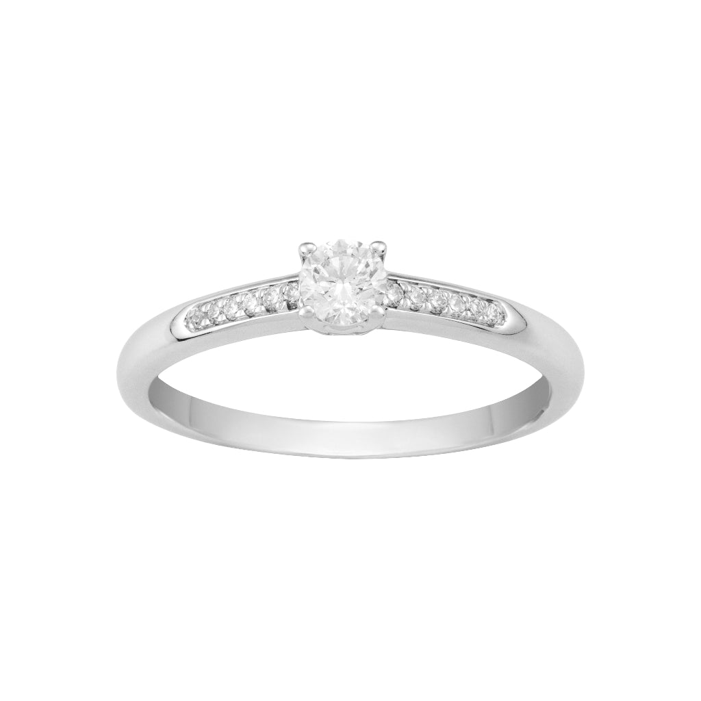 Sortija en oro blanco de 18 quilates con un diamante central engarzado en cuatro garras y un carril de diamantes en el brazo. Joyería Pamplona.