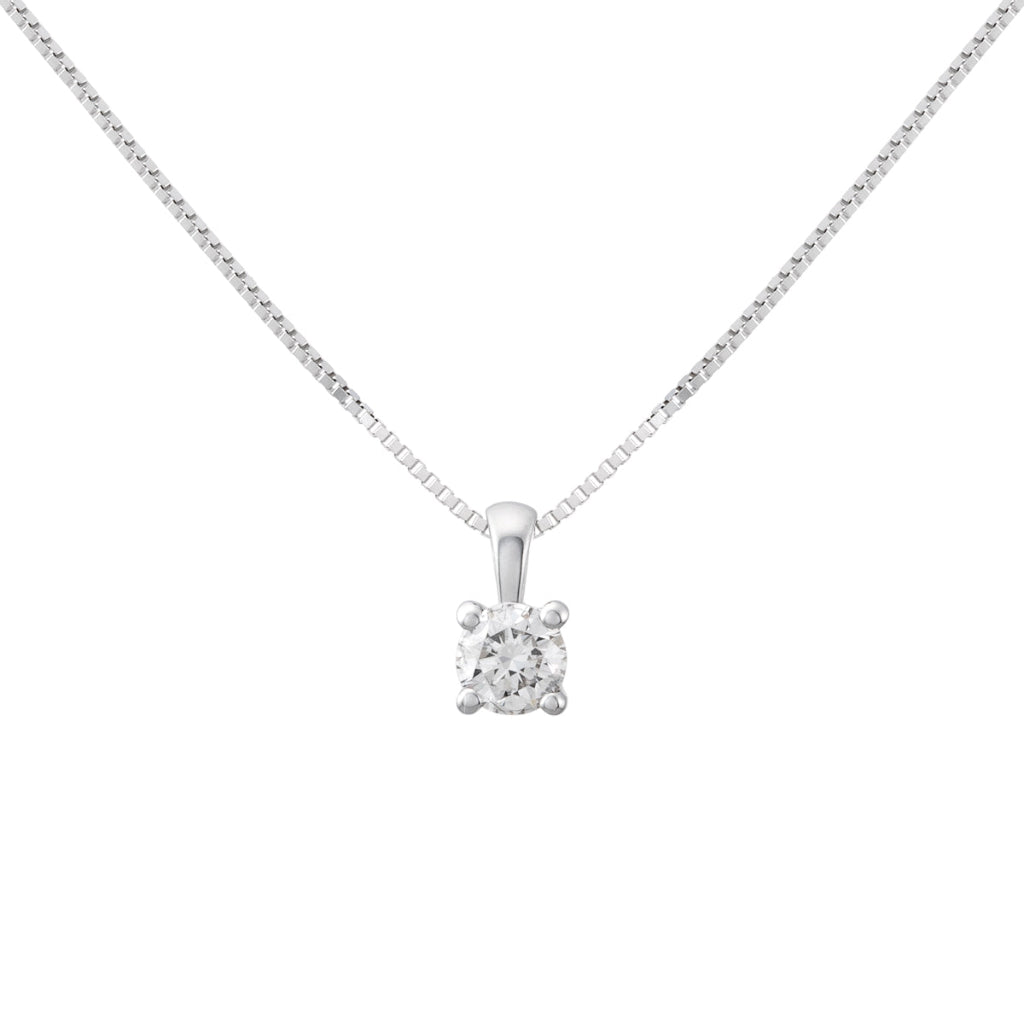 Colgante en oro blanco de 18 quilates con un solitario de diamante de engarzado en cuatro garras redondas. Anilla triangular. Joyería Pamplona.