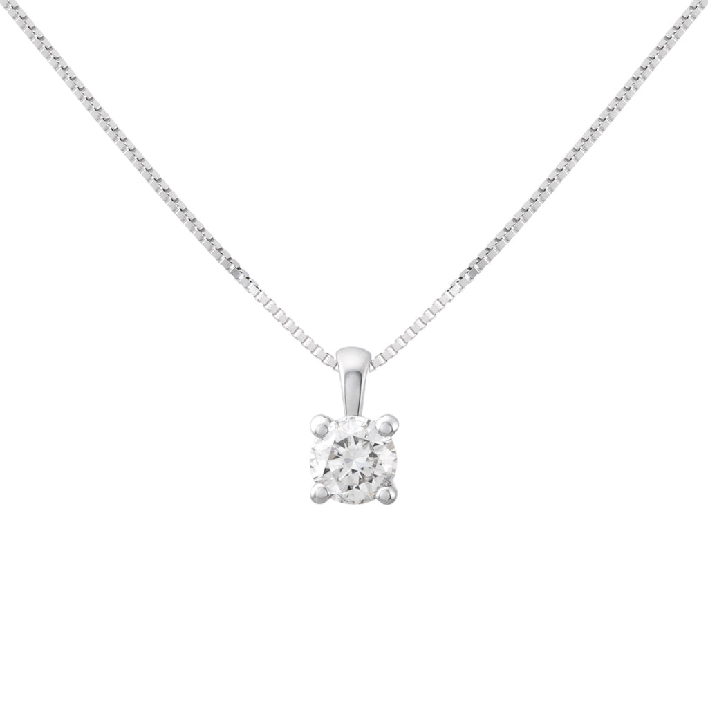 Colgante en oro blanco de 18 quilates con un solitario de diamante de engarzado en cuatro garras redondas. Anilla triangular. Joyería Pamplona.