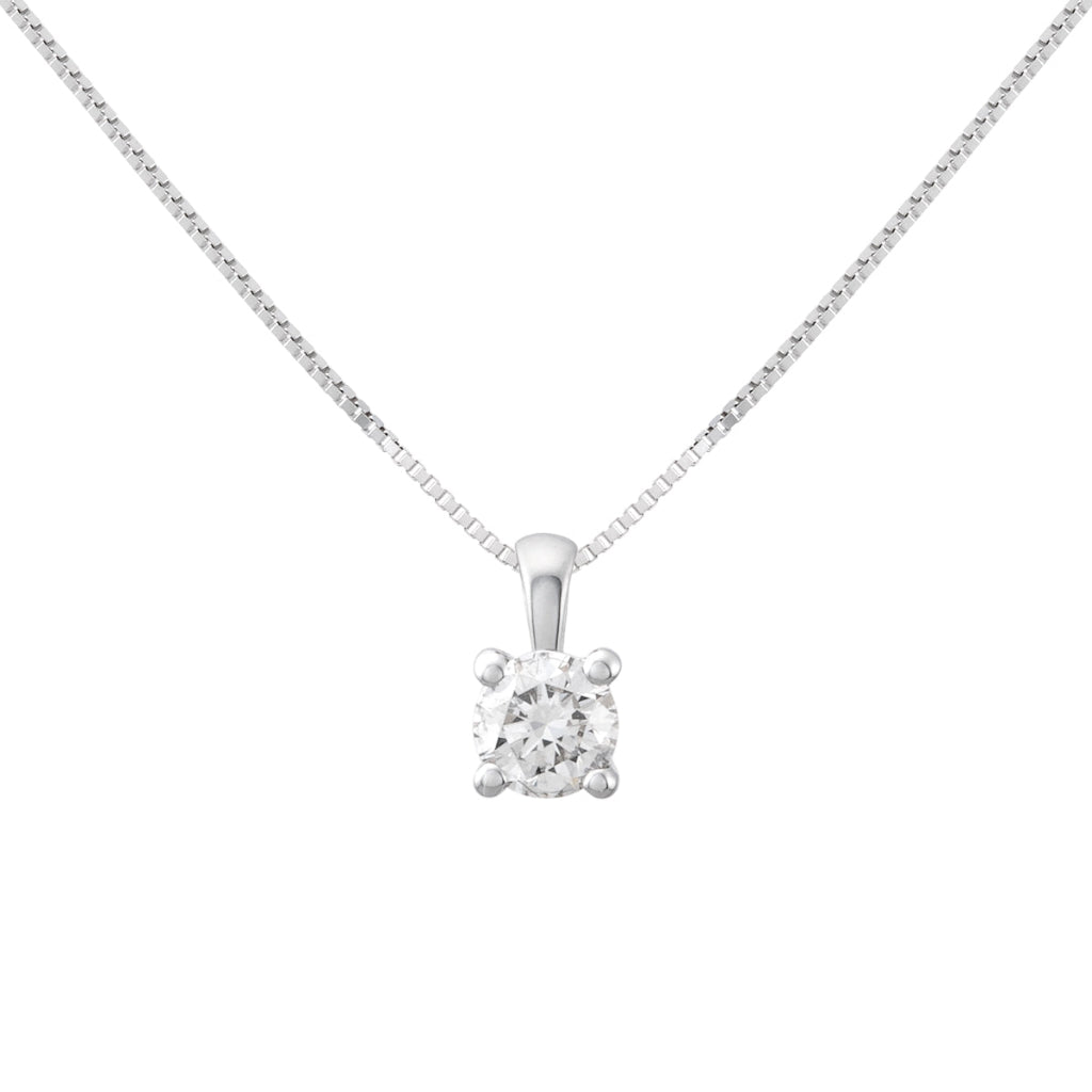 Colgante en oro blanco de 18 quilates con un solitario de diamante de engarzado en cuatro garras redondas. Anilla triangular. Joyería Pamplona.