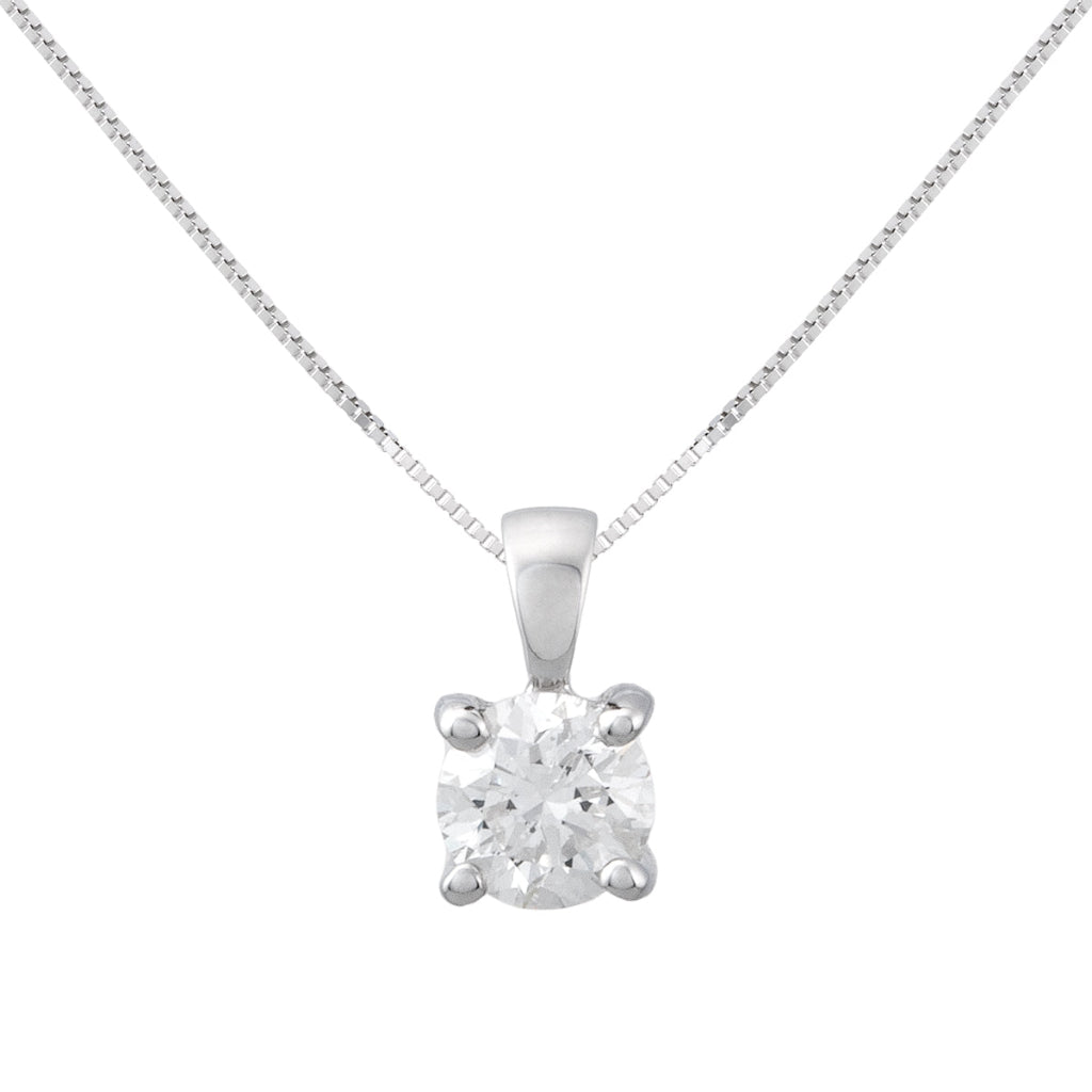 Colgante en oro blanco de 18 quilates con un solitario de diamante de engarzado en cuatro garras redondas. Anilla triangular. Joyería Pamplona.