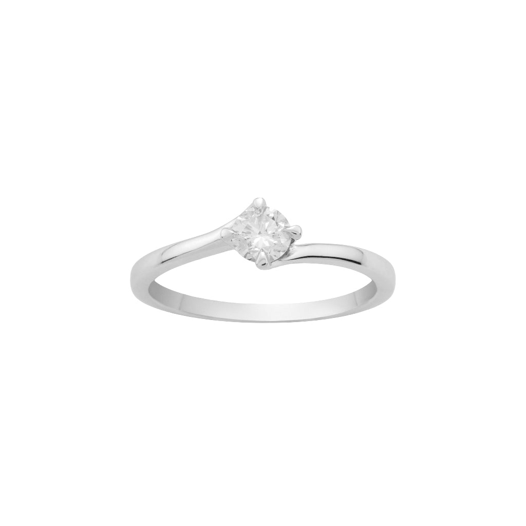 Sortija solitario en oro blanco de 18 quilates con un diamante en garras. Joyería Pamplona.