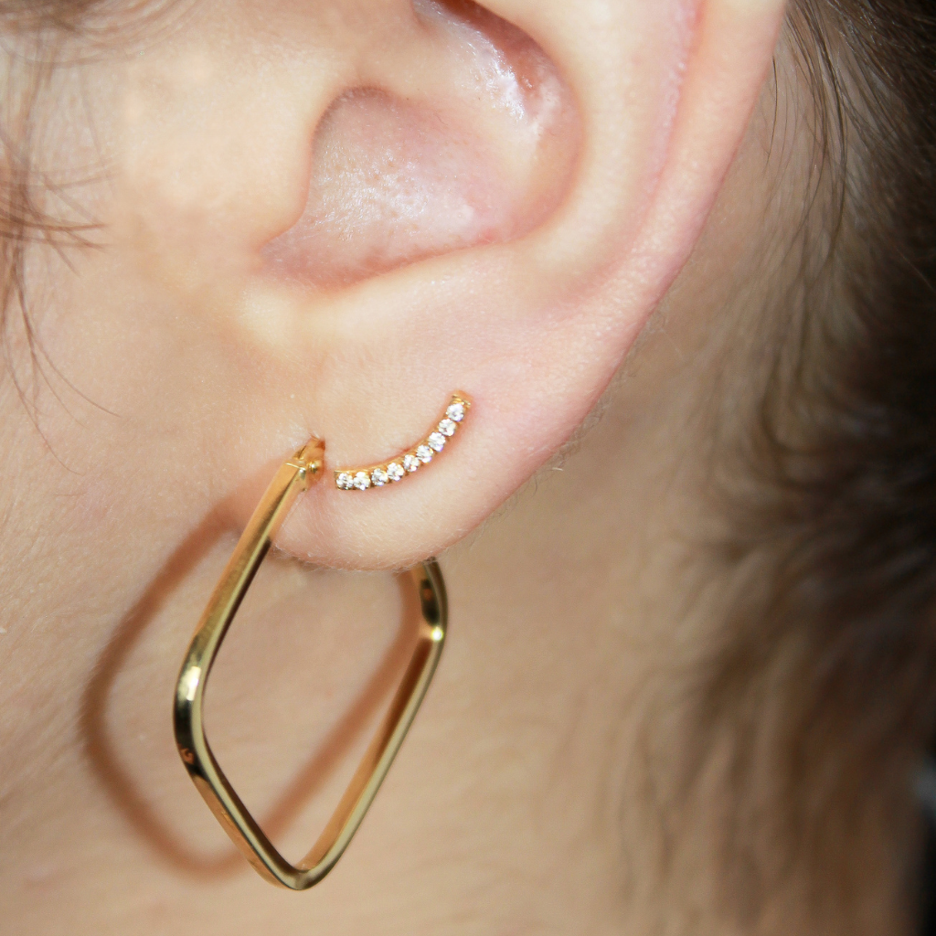 Pendientes trepadores realizados en oro amarillo. Joyería Pamplona