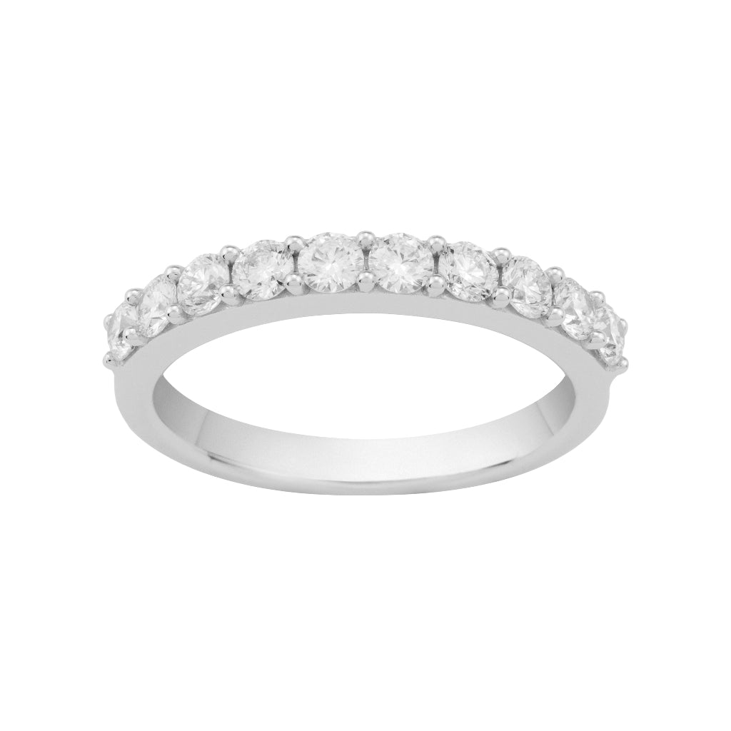 Sortija media alianza en oro blanco de 18 quilates con 10 diamantes engarzados en garras. Joyería Pamplona.