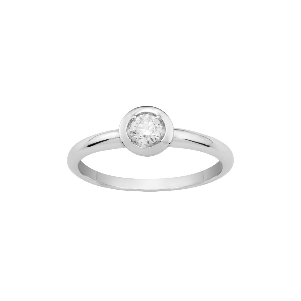 Sortija solitario en oro blanco de 18 quilates con un diamante engarzado en chatón. Joyería Pamplona.