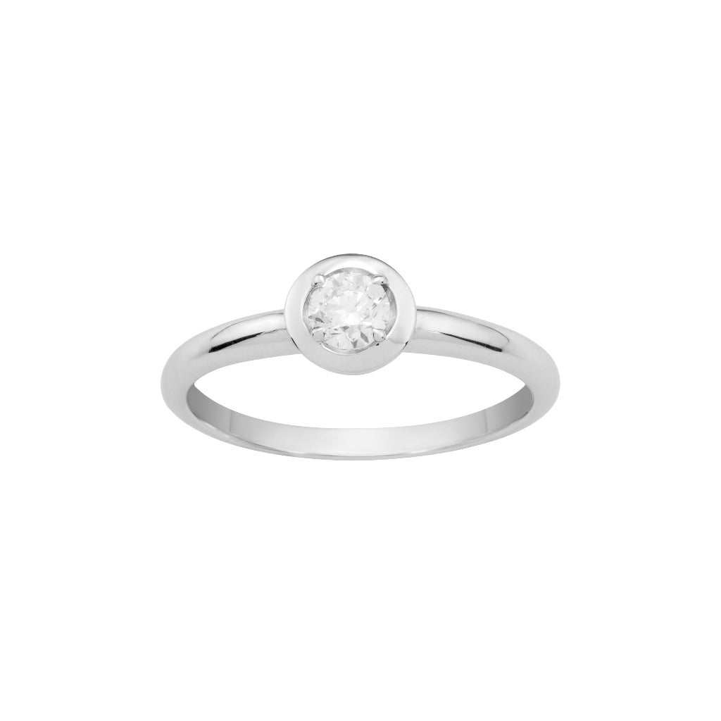 Sortija solitario en oro blanco de 18 quilates con un diamante engarzado en chatón. Joyería Pamplona.