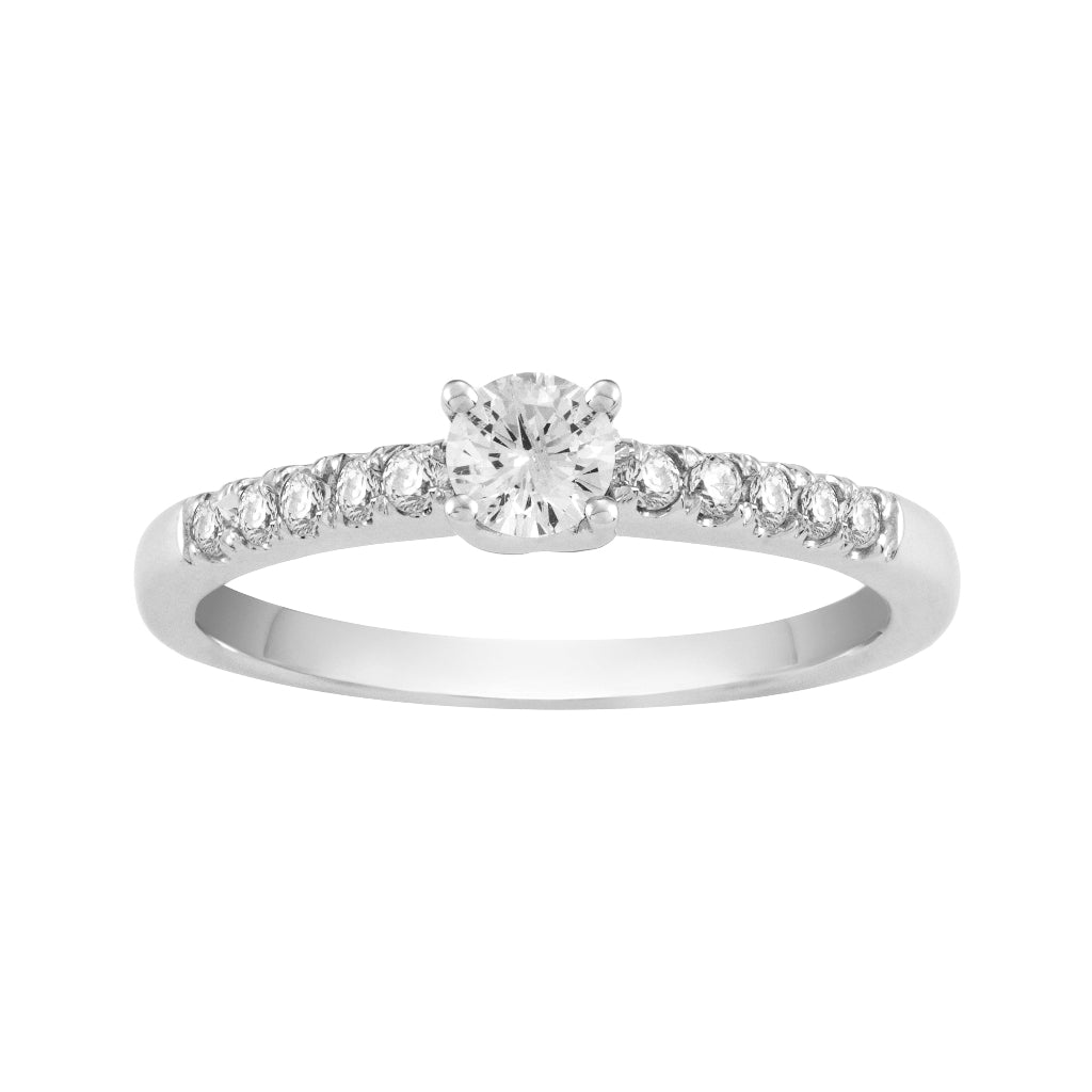 Sortija realizada en oro blanco de 18 quilates con un diamante central talla brillante. Joyería Pamplona.