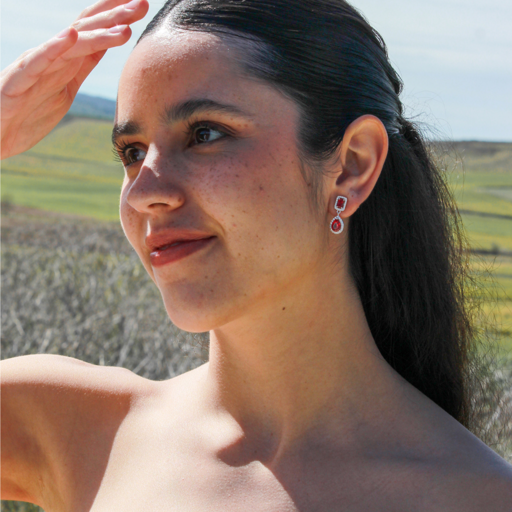 Pendientes rojos realizados en plata. Joyeria Pamplona