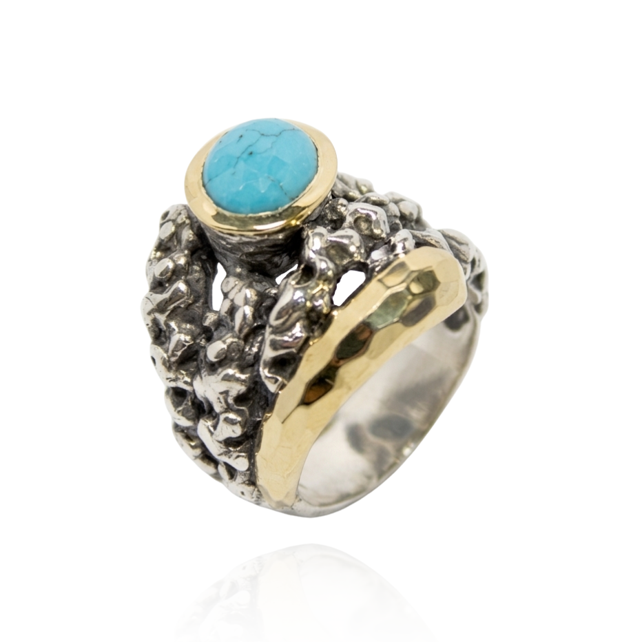 Anillo realizado en plata de primera ley (925) y oro 9 de quilates y piedra turquesa. Colección Gabriela Styliano Pamplona