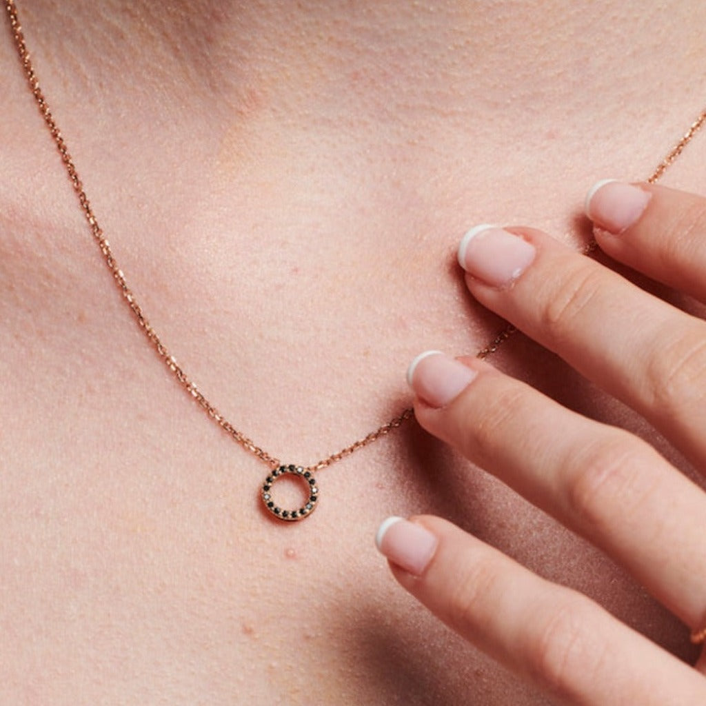 Colgante de oro rosa de 18 quilates circular cuajado de diamantes negros talla brillante. Joyería Pamplona.