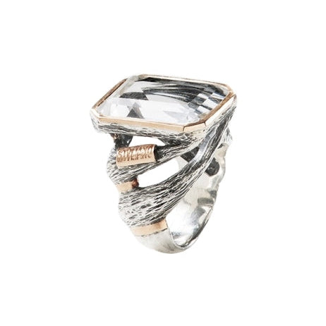 Anillo realizado en plata de primera ley (925) y oro 9 de quilates y cristal de roca. Colección Gabriela Styliano.