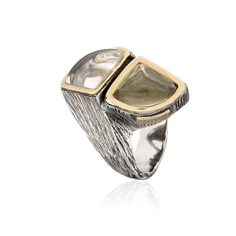 Anillo realizado en plata de primera ley (925), oro 9 de quilates, cuarzo y cristal de roca.&amp;nbsp;Colección Gabriela Styliano.
