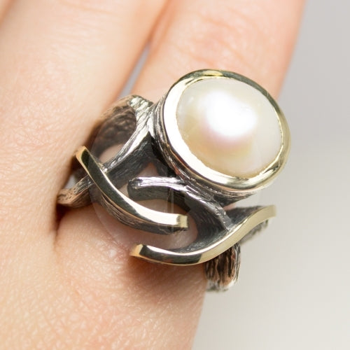Anillo de plata de primera ley, oro de 9 quilates y perla cultivada. Colección Styliano Jewellery.